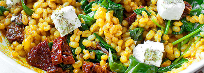 Pęczak smażony ze szpinakiem, suszonymi pomidorami i fetą