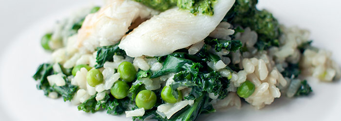 Risotto z jarmużem i groszkiem, z filetami białej ryby i pesto