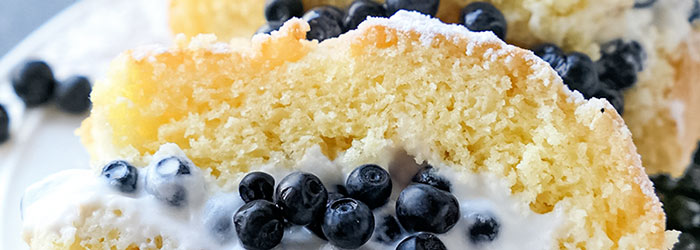 Rolada biszkoptowa z jagodami i kremem mascarpone