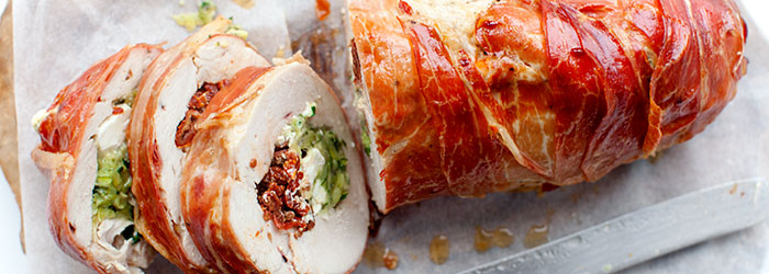 Rolada z indyka faszerowana cukinią, fetą i suszonymi pomidorami