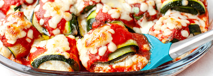 Roladki z cukinii w sosie pomidorowym