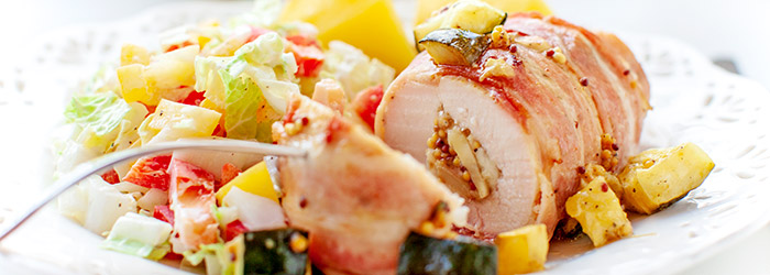 Roladki z kurczaka z pieczarkami i serem pieczone w boczku