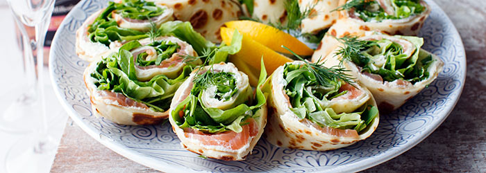 Roladki z naleśników z łososiem wędzonym