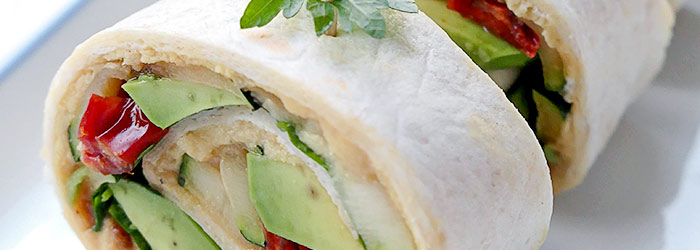 Roladki z tortilli z grillowaną cukinią, awokado i hummusem