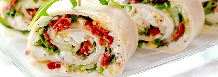 Roladki z tortilli z pastą jajeczną, suszonymi pomidorami i ogórkiem