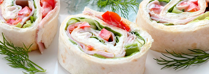 Roladki z tortilli z szynką i papryką konserwową