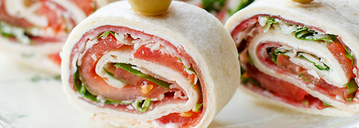 Roladki z tortilli z szynką parmeńską, pomidorem i parmezanem