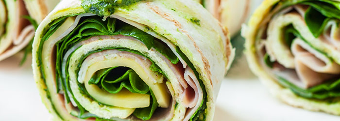Roladki z tortilli ze szpinakiem i pesto