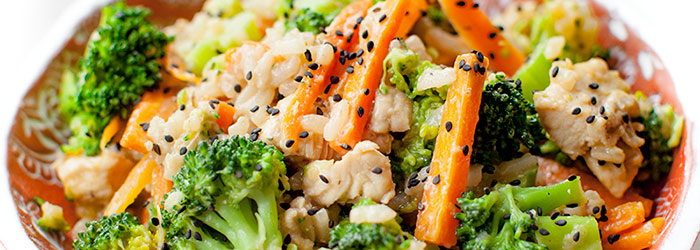 Ryż smażony z kurczakiem, brokułami i marchewką