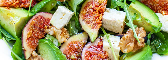 Sałaka z figami, awokado i serem sałatkowym