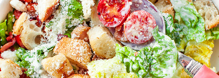 Sałatka Cezar z boczkiem i pomidorkami koktajlowymi