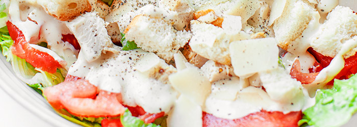 Sałatka Cezar z kurczakiem i pomidorem