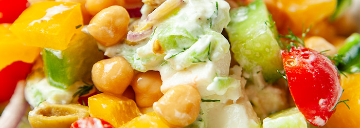 Sałatka grecka z ciecierzycą i sosem tzatziki