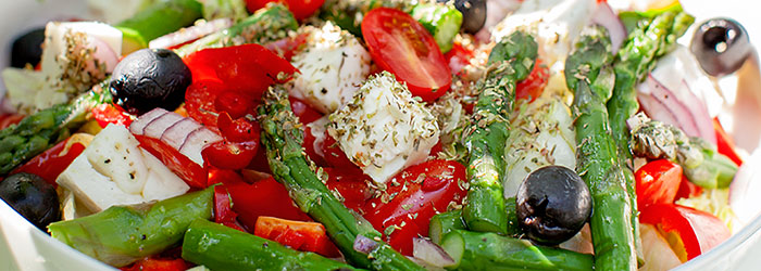 Sałatka grecka ze szparagami