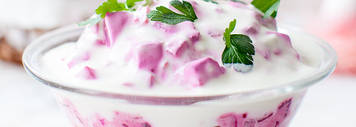 Sałatka jarzynowa z buraczkami i śledzikiem