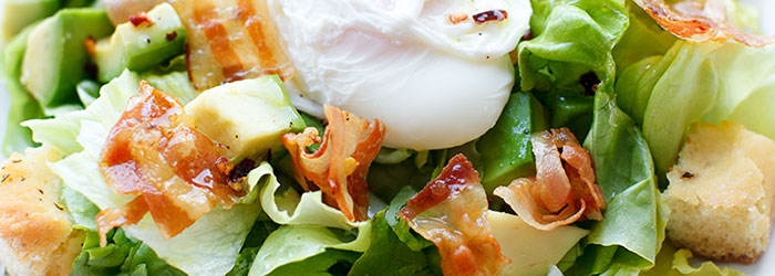 Sałatka lyońska z dodatkiem awokado