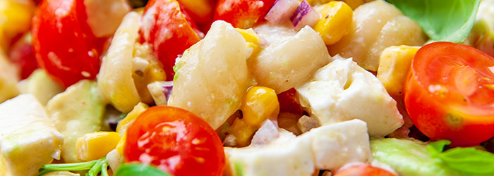 Sałatka makaronowa z awokado, fetą, pomidorkami i kukurydzą