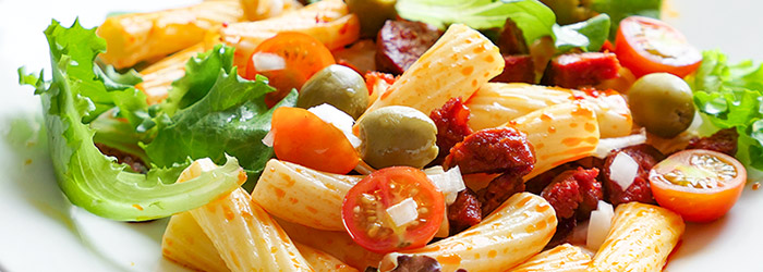 Sałatka makaronowa z chorizo, pomidorkami i oliwkami