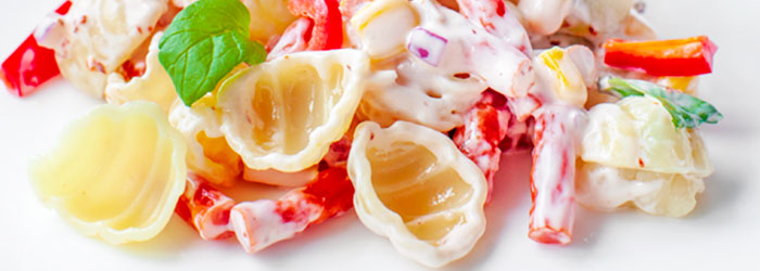 Sałatka makaronowa z kabanosami