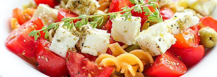 Sałatka makaronowa z pomidorami, oliwkami i fetą