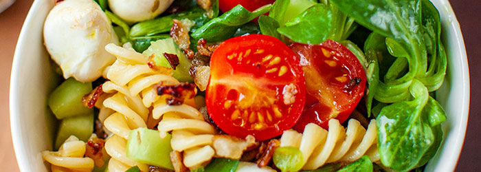 Sałatka makaronowa z prażoną cebulką