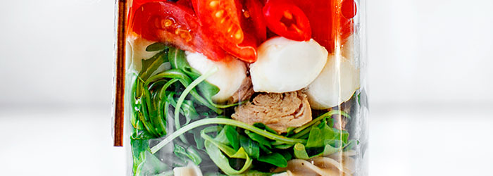 Sałatka makaronowa ze słoika