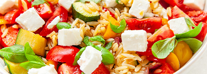 Sałatka na ciepło z makaronem orzo, warzywami oraz fetą