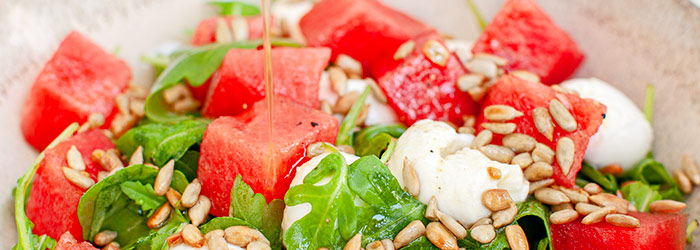 Sałatka z arbuza z mini mozzarellą