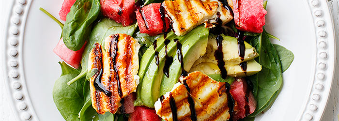 Sałatka z arbuzem, awokado i grillowanym serem halloumi