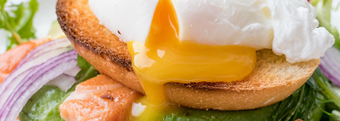 Sałatka z awokado, wędzonym łososiem i jajkiem w koszulce