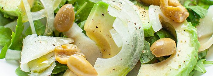 Sałatka z awokado, wędzoną rybą i oliwkami