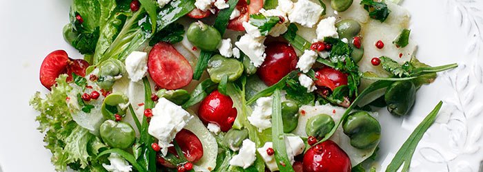 Sałatka z bobem, czereśniami i kalarepką