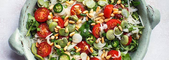 Sałatka z bobem, kalarepką i pomidorkami koktajlowymi