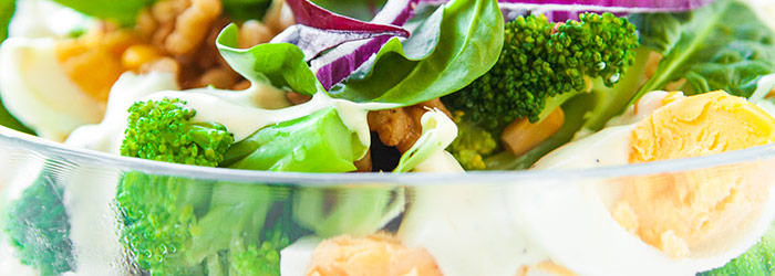 Sałatka z brokułami, jajkiem, kukurydzą i ananasem