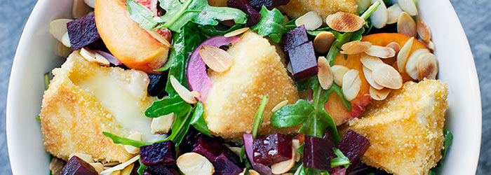 Sałatka z buraczkami, brzoskwinią i smażonym serem camembert