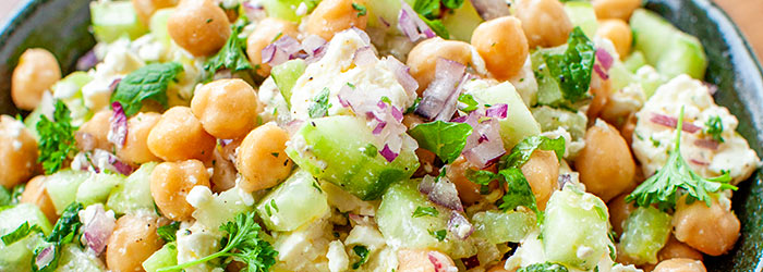 Sałatka z ciecierzycy z fetą i ogórkiem