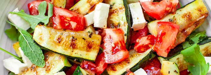 Sałatka z cukinią, fetą i pomidorami
