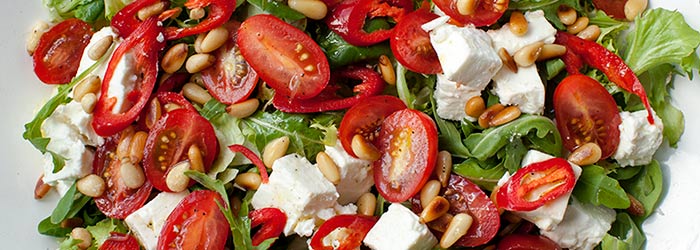 Sałatka z fetą, pomidorkami i chili