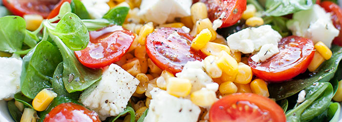 Sałatka z fetą, pomidorkami i kukurydzą