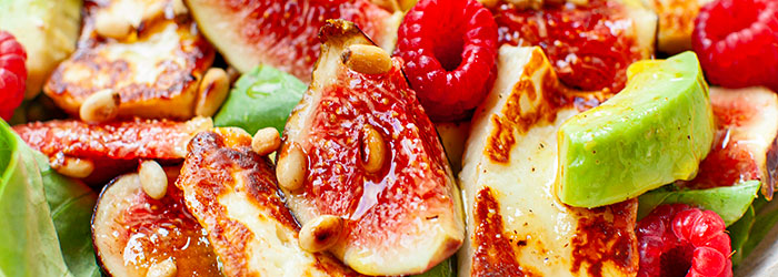 Sałatka z figami, awokado i serem halloumi