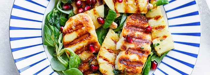 Sałatka z grillowanym serem halloumi i ananasem