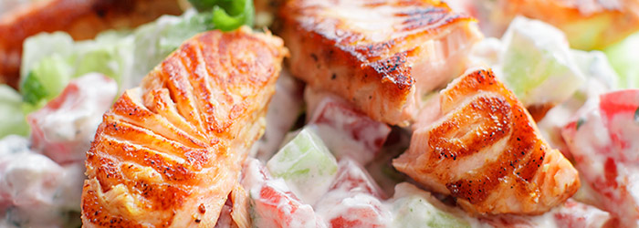 Sałatka z grillowanym łososiem