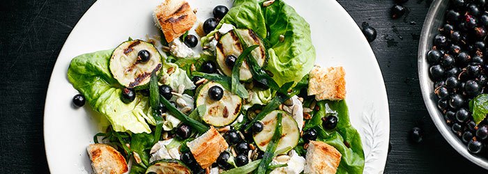 Sałatka z grillowaną cukinią i czarną porzeczką