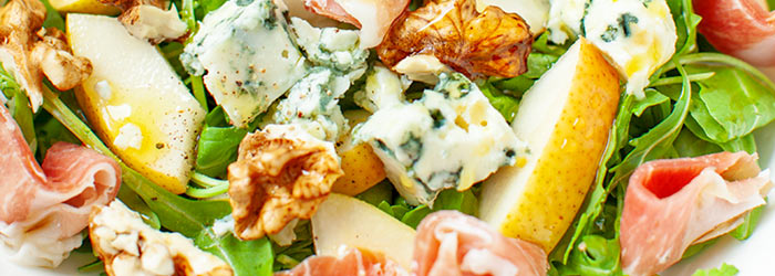 Sałatka z gruszką, suszoną szynką i orzechami włoskimi