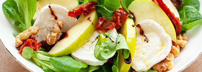 Sałatka z jabłkiem, orzechami włoskimi i serem kozim