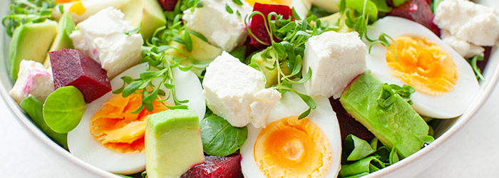 Sałatka z jajkami, buraczkami i fetą