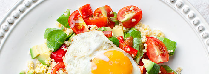 Sałatka z kaszą jaglaną, awokado, papryką i pomidorkami