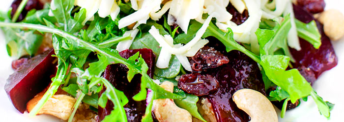 Sałatka z komosą, buraczkami i żurawiną