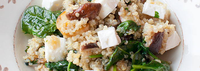 Sałatka z komosą ryżową, szpinakiem, grzybami i fetą