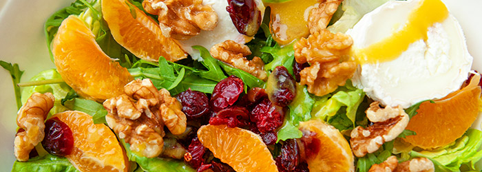Sałatka z kozim serem, mandarynkami i żurawiną